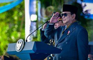 Presiden Republik Indonesia, Prabowo Subianto, memimpin langsung Upacara Peringatan ke-79 Hari Bhayangkara yang digelar di Monumen Nasional (Monas), Jakarta pada Selasa (1/7/2025) (foto: BPMI Setpres)
