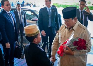 Kedatangan Presiden Republik Indonesia (RI) Prabowo Subianto di Rio de Janeiro, Brasil, Sabtu (5/7) disambut sejumlah pejabat negara, jajaran Kedutaan Besar Republik Indonesia (KBRI) Brasilia, serta seorang anak laki-laki diaspora Indonesia mengenakan pakaian adat Bugis. (Foto: BPMI Setpres)