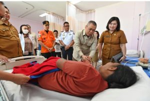 Menteri Perhubungan Dudy Purwagandhi mengunjungi para korban kebakaran Kapal Motor (KM) Barcelona VA yang tengah dirawat di Posko KSOP Manado dan RSUD ODSK Sulawesi Utara, Senin (21/7/2025) (foto: Humas Kemenhub)
