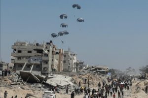 Pengiriman bantuan kemanusiaan lewat udara atau airdrop ke Gaza (foto: Anadolu Agency)