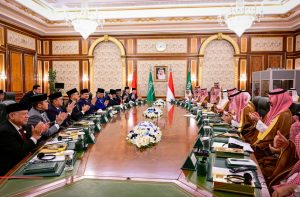 Presiden Republik Indonesia Prabowo Subianto melakukan pertemuan bilateral dengan Putra Mahkota sekaligus Perdana Menteri Kerajaan Arab Saudi, Pangeran Mohammed bin Salman bin Abdulaziz Al Saud (MBS), di Istana Al-Salam, Jeddah, pada Rabu, 2 Juli 2025. (Foto: BPMI Setpres)