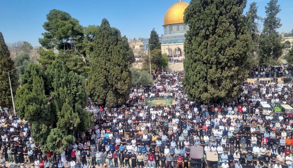 Puluhan ribu warga Muslim Palestina melaksanakan Shalat Jumat (11/7/2025) di Masjid Al-Aqsa, Al-Quds (Yerusalem Timur) dan halamannya, meskipun menghadapi pembatasan ketat dari pasukan penjajah Israel. (Foto: PIC)