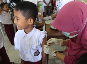 Imunisasi anak sekolah (foto: Yayasan Pendidikan Islam Diponegoro)