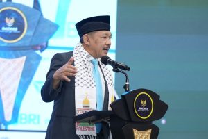 Kenakan Syal Palestina, Ketua BAZNAS RI Noor Achmad Serahkan Penghargaan Bagi Penggerak Zakat, Kamis (28/8/2025) (foto: BAZNAS RI)