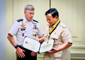 Presiden RI Prabowo Subianto menerima medali kehormatan dari Jenderal Bryan Fenton, Komandan Komando Operasi Khusus Amerika Serikat (USSOCOM) di Istana Merdeka, Jakarta, Senin (4/8/2025) (foto: BPMI Setpres)