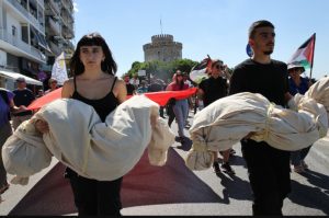Aksi protes terhadap serangan Israel di Gaza menghadirkan simbol menyentuh ketika ratusan demonstran di Thessaloniki, Yunani, mengarak manekin terbungkus kain kafan pada Ahad (24/8/2025) (foto: Ayhan Mehmet/Anadolu Agency)