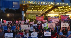 Ratusan pengunjuk rasa berkumpul di depan Trump International Hotel, New York pada Senin (5/8/2025). (Foto: Anadolu Agency)
