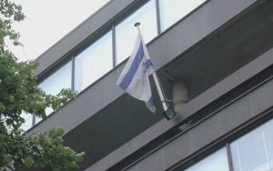 Bendera Israel berkibar di atas kedutaan Israel di Den Haag (tangkapan layar YouTube)