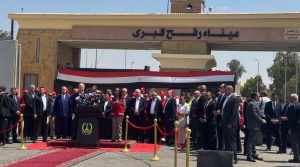 Perdana Menteri Palestina Mohammad Mustafa dan Menteri Luar Negeri Mesir Badr Abdel Ati menggelar konferensi pers bersama di perbatasan Rafah, Senin (18/8/2025) (foto: Wafa)