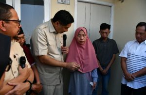 Menteri Perumahan dan Kawasan Permukiman Maruarar Sirait (ketiga kiri) menyerahkan kunci rumah bersubsidi kepada ibunda almarhum Affan Kurniawan, Erlina (ketiga kanan) di Perumahan Kahuripan 10, Kelurahan Gandoang, Cileungsi, Bogor, Jawa Barat, Senin (1/9/2025). (Foto: Infopublik)