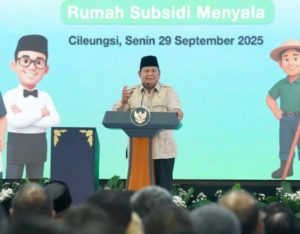 Presiden Prabowo Subianto menghadiri acara akad massal Kredit Pemilikan Rumah (KPR) subsidi dengan skema Fasilitas Likuiditas Pembiayaan Perumahan (FLPP) dan serah terima kunci di Cileungsi, Kabupaten Bogor, Senin (29/9/2025) (Foto; Amiri Yandi/Infopublik.id)