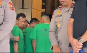 Oknum Brimob terduga pelaku penabrak pengemudi ojek online (ojol), Affan Kurniawan (21) dihadirkan di depan publik usai diperiksa Biro Paminal Propam Polri, Jumat (29/8/2025). (Foto: Tribunnews / Igman Ibrahim)