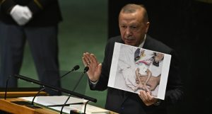 Presiden Turki, Recep Tayyip Erdogan, dalam pidatonya di Sidang Majelis Umum Perserikatan Bangsa-Bangsa (PBB) ke-80 pada Selasa (23/9) di New York, Amerika Serikat mengangkat sebuah foto seorang anak Palestina yang kekurangan gizi parah di Gaza (foto: Anadolu Agency)