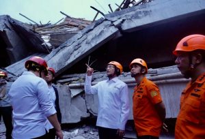 Menteri Agama (Menag) Nasaruddin Umar meninjau langsung lokasi bangunan ambruk di Pesantren Al Khoziny, Sidoarjo, Selasa (30/9/2025). (foto: Kemenag RI)