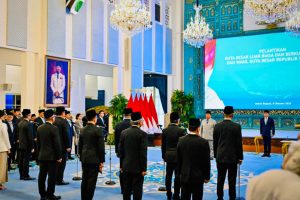 Presiden RI Prabowo Subianto melantik sepuluh Duta Besar Luar Biasa dan Berkuasa Penuh (LBBP) dan satu Wakil Duta Besar Republik Indonesia untuk negara sahabat, dalam upacara yang digelar di Istana Negara, Jakarta, pada Rabu (8/10/2025). (Foto: BPMI Setpres)