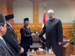 Wakil Menteri Pendidikan Dasar dan Menengah (Wamendikdasmen) Atip Latipulhayat bertemu dengan Wakil Grand Syeikh Al-Azhar, Mohammed Abdel Rahman Al-Duweiny, di Kairo, Mesir (foto: Kemendikdasmen)