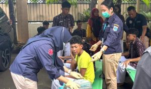 Puluhan pelajar SMAN 72 Jakarta Utara terdampak ledakan keras dievakuasi dan mendapat penanganan darurat oleh Sudin Kesehatan setempat (foto: Berita Jakarta)