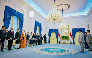 Presiden Prabowo Subianto menerima surat kepercayaan dari besar luar biasa dan berkuasa penuh (LBBP) negara-negara sahabat di Istana Merdeka, Jakarta, pada Jumat, 7 November 2025. (Foto: BPMI Setpres)