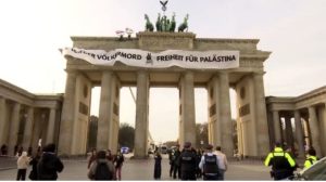 Sejumlah Aktivis Panjat Gerbang Brandenburg, Protes Keterlibatan Jerman dalam Genosida di Gaza (foto: PIC)