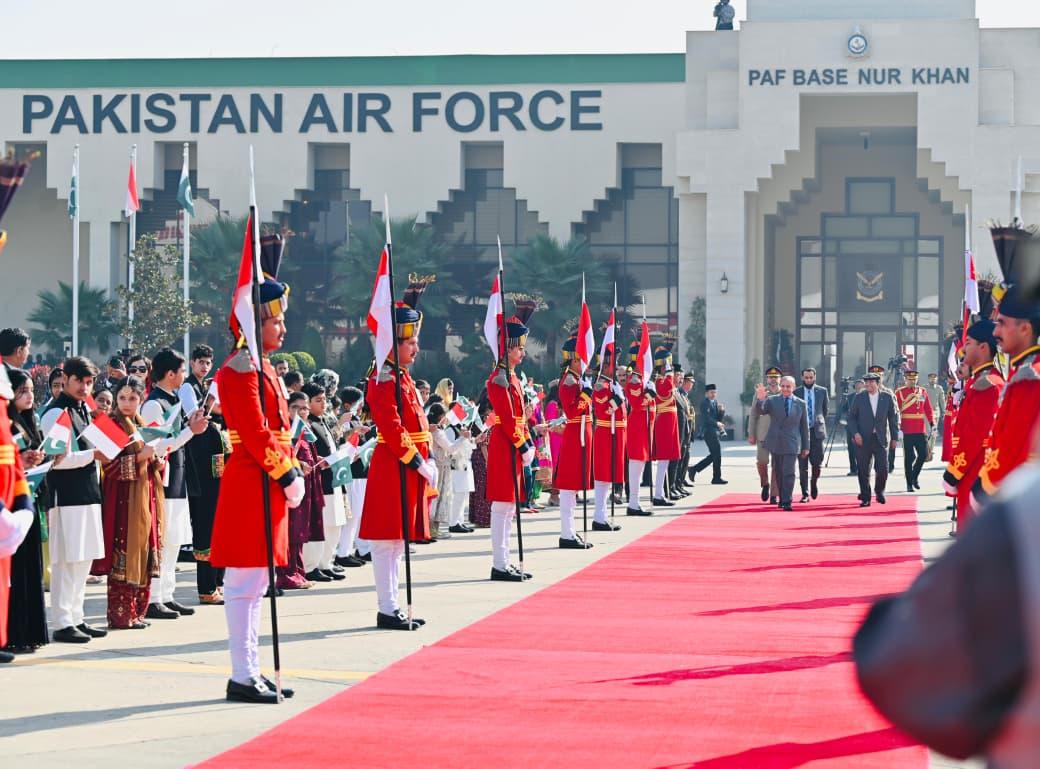 Presiden RI Prabowo Subianto tiba di Islamabad, Pakistan, Senin (08/12/2025) (foto: BPMI Setpres)