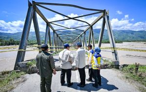 Presiden Prabowo Subianto melakukan peninjauan langsung ke lokasi Jembatan Pante Dona di Kabupaten Aceh Tenggara, pada Senin, 1 Desember 2025. (Foto: BPMI Setpres)