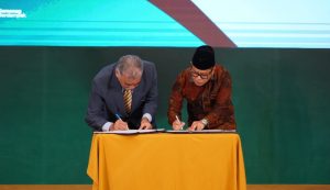 Sekretaris Jenderal Kemenag Kamaruddin Amin dan Direktur Muslim World League Abdulrahman Al-Khayyat (foto: Kemenag)