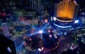 Malam Tahun Baru, Ketika Dunia Bersorak, Langit Menangis