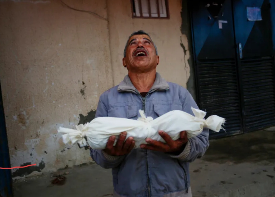 Bayi Palestina berusia satu minggu, Mahmoud al-Akra, meninggal dunia akibat cuaca dingin yang ekstrem di Deir al Balah, Gaza tengah pada 10 Januari 2026. [Foto: Stringer – Anadolu Agency]