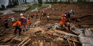 Proses SAR pencarian korban tanah longsor (foto: Liputan6)