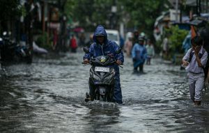 Imbas Banjir, Polisi Izinkan Sepeda Motor Masuk Tol Jakarta