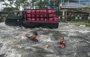 Banjir dan Tawa Anak-anak Jakarta