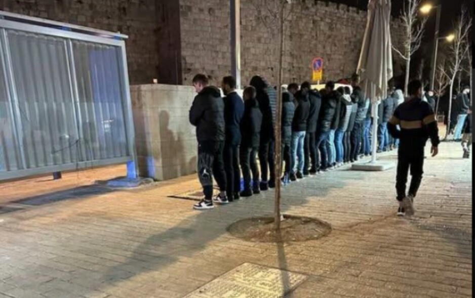 Puluhan pemuda Muslim Palestina melaksanakan Shalat di gerbang Masjid Al-Aqsa (foto: Palinfo)