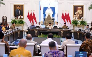 Presiden RI Prabowo Subianto menggelar pertemuan dengan sejumlah mantan presiden, wakil presiden, menteri luar negeri, serta ketua umum partai politik di Istana Merdeka, Jakarta, Selasa (3/3/2026). (foto: Setneg RI)