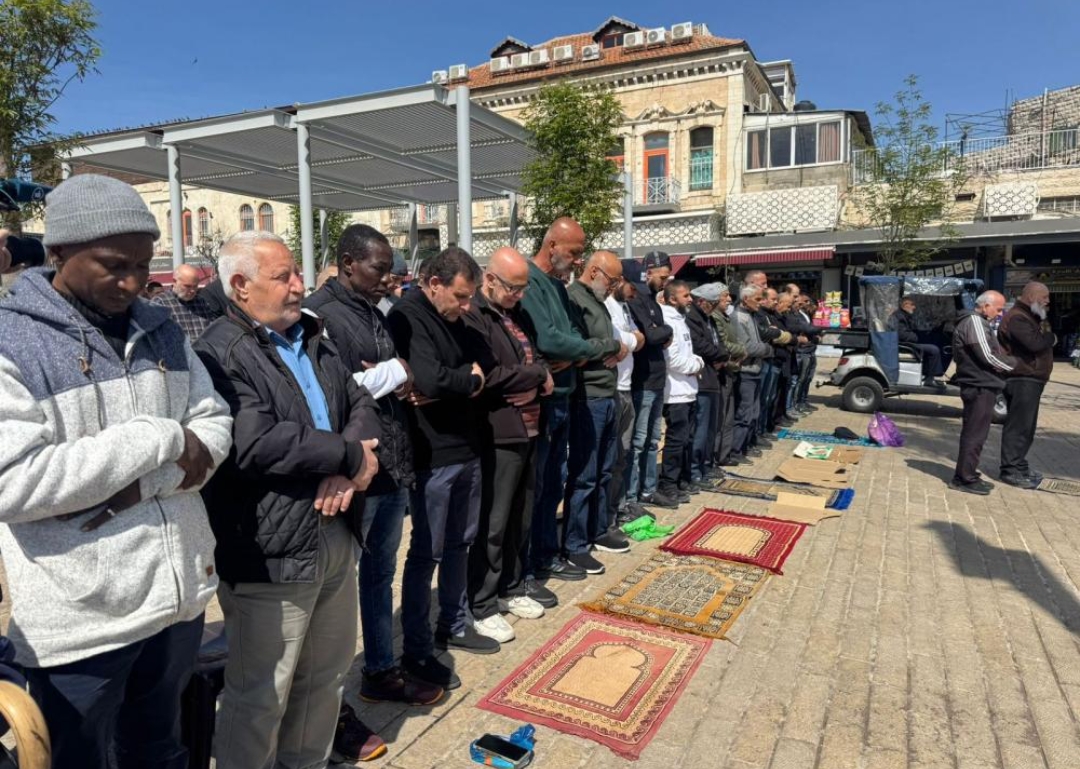 Warga Palestina Shalat Jumat di Dekat Gerbang Damaskus Pasca-penutupan Masjid Al-Aqsa (foto: PIC)