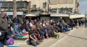 Ratusan Jamaah Terpaksa Shalat Jumat di Luar Masjid Al-Aqsa yang Ditutup Israel (foto: Wafa)