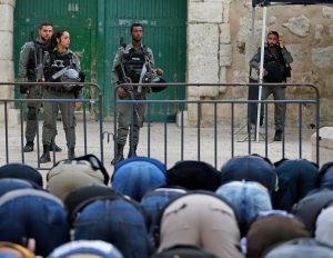 Jamaah Muslim shalat di depan gerbang masjid Al-Aqsa (foto: Wafa)