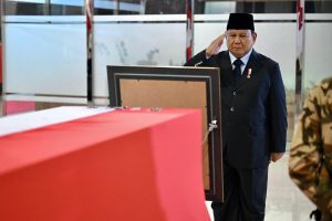 Presiden RI Prabowo Subianto memberikan penghormatan terakhir kepada tiga personel penjaga perdamaian Indonesia (foto: Setneg RI)