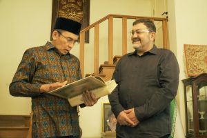 Tuan Guru Bajang (TGB) Muhammad  Zainul Majdi, Tokoh Nasional dan Ketua Alumni Al Azhar Indonesia melakukan pertemuan dengan Duta Besar Iran untuk Indonesia, Mohammad Boroujerdi (foto: Alumni Al Azhar)