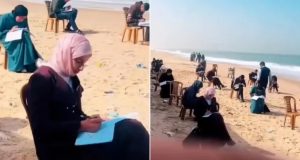 Mahasiswi Gaza Gelar Ujian di Pantai (foto: Palinfo)