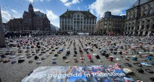 Sepatu Anak-Anak Gaza yang Syahid Dipamerkan di Alun-Alun Amsterdam (foto: Palinfo)
