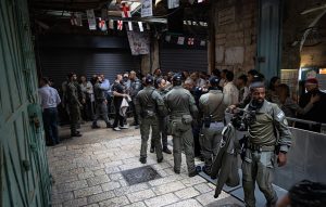 Para Pemukim Ilegal Yahudi Pasang Gerbang Besi di Kota Tua Yerusalem