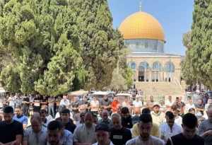 Ribuan jamaah Muslim Palestina Shalat Jumat di masjid al-Aqsa (foto: PIC)