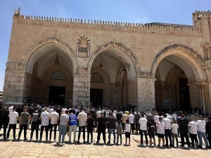 Jamaah Muslim Palestina Shalat Jumat di masjid al-Aqsa (foto: PIC)